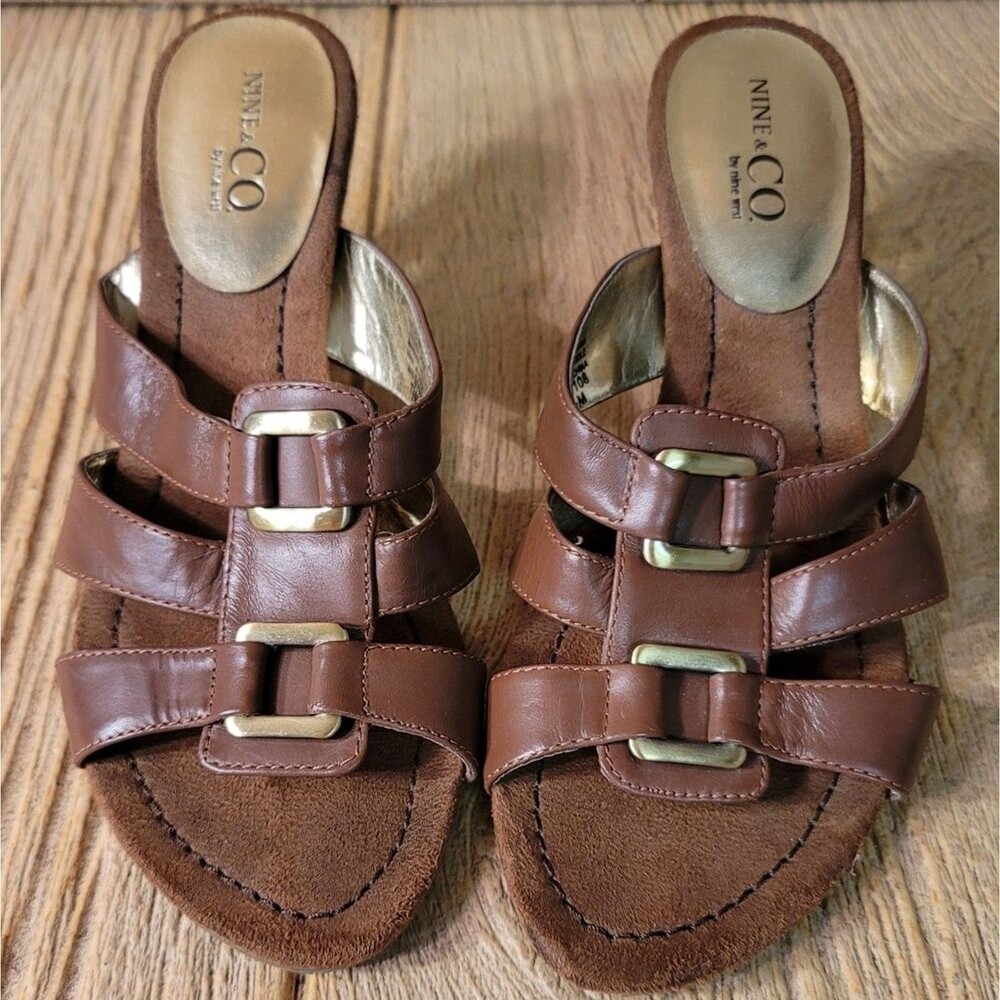Vintage NINE & CO. Leather With Front Double Buckle Sandals.